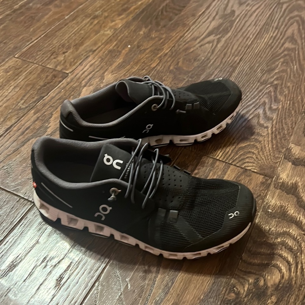 ON CLOUD SNEAKERS